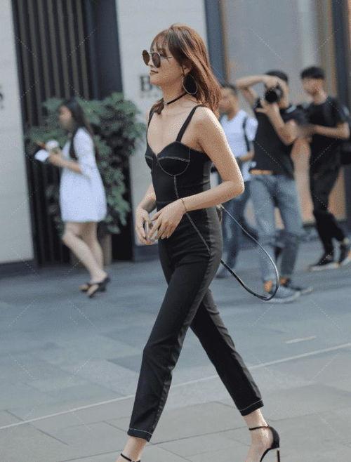 美女主播紧衣裤抖臀舞